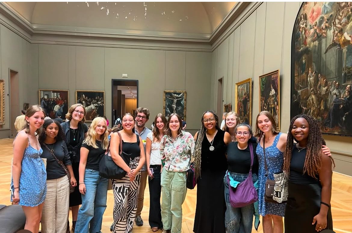 APA students visiting the Louvre during their multi-site program.